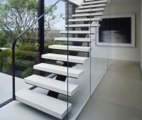 Schody z drewna czy z kamienia?